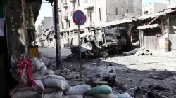 Seit Jahren Schauplatz bewaffneter Auseinandersetzungen: Zerbombte Fahrzeuge in Aleppo, 2012. / VOA/Scott Bobb via Wikimedia (Gemeindrei)