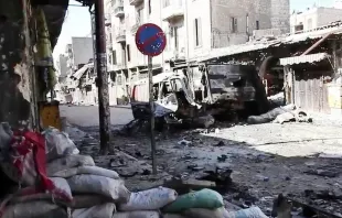 Seit Jahren Schauplatz bewaffneter Auseinandersetzungen: Zerbombte Fahrzeuge in Aleppo, 2012. / VOA/Scott Bobb via Wikimedia (Gemeindrei)