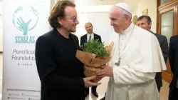 Der Popstar gibt dem Papst ein Pflänzchen: Bono und Franziskus in der Residenz Casa Santa Marta im Vatikan am 19. September 2018 / Vatican Media 