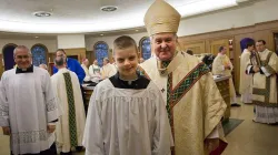 Brett Haubrich zusammen mit Erzbischof Robert J. Carlson  / Foto: Erzdiözese St. Louis