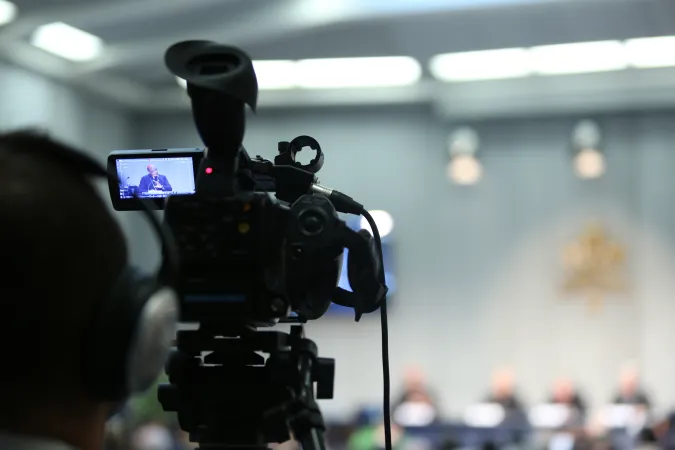 Die Öffentlichkeit verfolgt den Prozess genau: Fernsehkameras im Saal des Presse-Amtes des Heiligen Stuhls