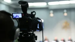 Die Öffentlichkeit verfolgt den Prozess genau: Fernsehkameras im Saal des Presse-Amtes des Heiligen Stuhls / CNA/Daniel Ibanez