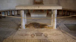 Ein  Altar über dem versetzten Felsstück und der Darstellung des Mosaiks aus dem 5. Jahrhundert mit Brot und Fischen in der Kirche
 / Berthold Werner / Wikimedia  (CC0)