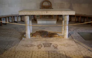 Ein  Altar über dem versetzten Felsstück und der Darstellung des Mosaiks aus dem 5. Jahrhundert mit Brot und Fischen in der Kirche
 / Berthold Werner / Wikimedia  (CC0)