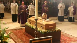 Stilles Gedenken am Sarg des verstorbenen Bischofs Bucher / Bistum Regensburg