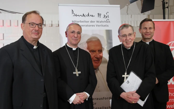 Das "Benedikt XVI. Forum" fand vom 7. bis 9. November 2025 erstmals in Hamburg statt. Auf dem Bild (v.l.n.r.: Prälat Markus Graulich, Erzbischof Stefan Heße, Kardinal Kurt Koch, Professor Ralph Weimann).