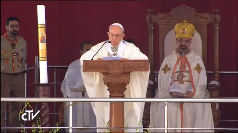 "Wer nicht von der Erfahrung des Kreuzes zur Wahrheit der Auferstehung gelangt, verurteilt sich zur Verzweiflung": Papst Franziskus predigt in Kairo am 29. April 2017.
