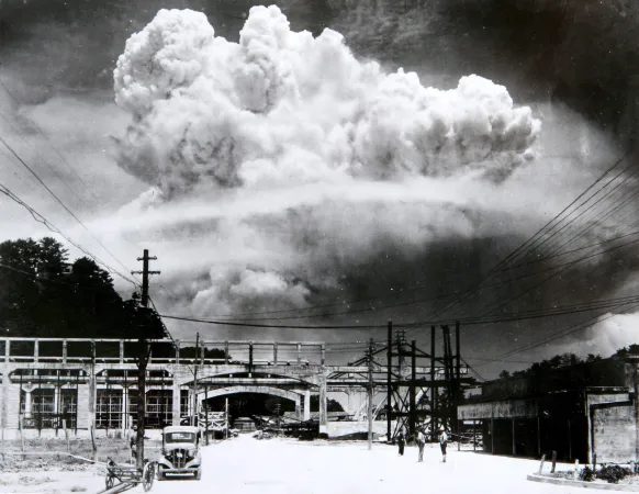 Die aufsteigende Wolke kurz nach der Explosion am 9. August 1945