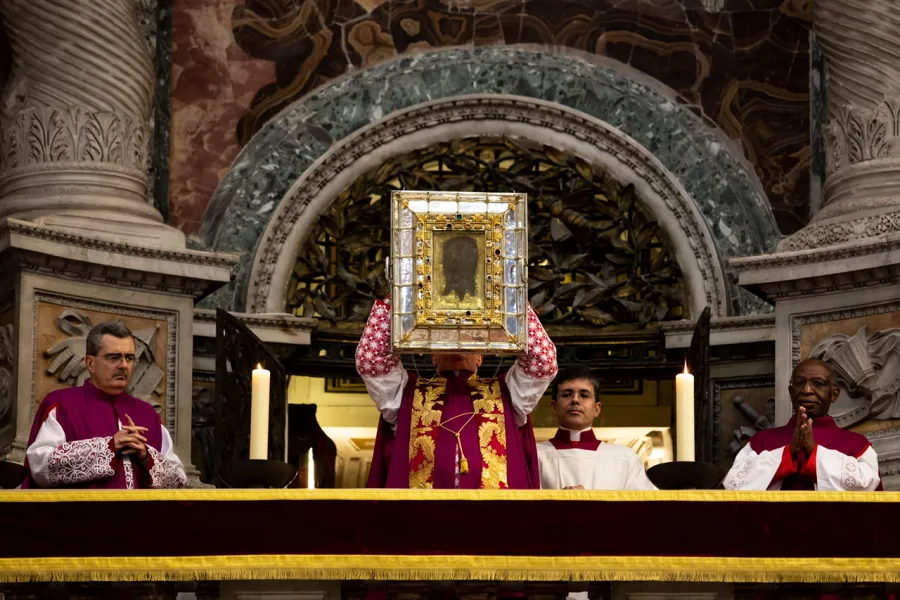 Der Passionssonntag am 7. April 2019, als zum letzten Mal während der Vesper in Sankt Peter mit der „Ostensione della Veronika" von der Loggia der Veronika-Säule aus der öffentliche Segen mit dem Reliquiar Papst Urban VIII. (1623 - 1644) gespendet wurde. 