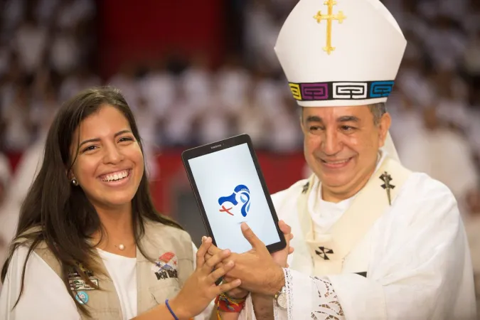 Das neue Logo, vorgestellt von der Künstlerin Ambar Calvo und Erzbischof José Domingo Ulloa