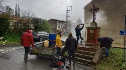 S.O.S. Calvaires, eine französische Laiengruppe, restauriert ein Kruzifix in Frankreich. Die Gruppe sagt, dass sie das Ziel hat, das künstlerische und religiöse Erbe Frankreichs zu restaurieren. / S.O.S. Calvaires/Facebook