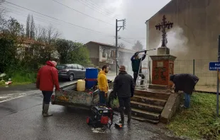 S.O.S. Calvaires, eine französische Laiengruppe, restauriert ein Kruzifix in Frankreich. Die Gruppe sagt, dass sie das Ziel hat, das künstlerische und religiöse Erbe Frankreichs zu restaurieren. / S.O.S. Calvaires/Facebook