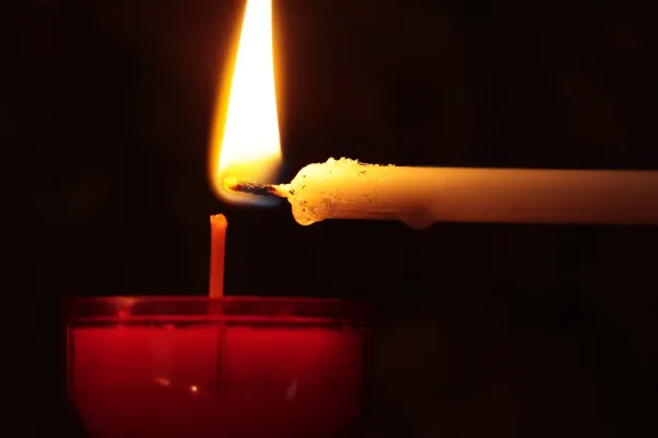 "Jeden Tag ein kurzer, nur wenige Minuten dauernder Besuch in der Kirche – ab und zu auch zur heiligen Messe, vielleicht eine Roratemesse im Kerzenschein – ist weihnachtliche Frömmigkeit." / Pixabay
