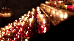 In eine Kirche gehen, eine Kerze anzünden, und beten: Nach den Anschlägen des Islamischen Staates auf Paris haben viele Menschen eine Kirche besucht. / Pixabay (Public Domain)