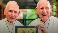86 Jahre jung: Die Zwillinge mit einem Bild als Kinder. / Screenshot