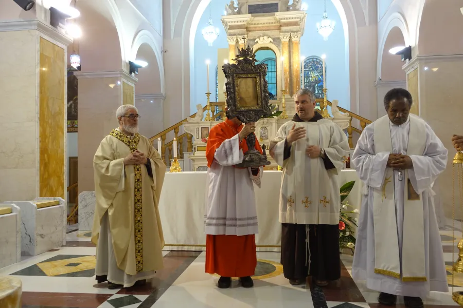 Kardinal Tagle spendet in Manoppello den Segen Urbi et Orbi