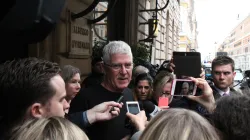 Phil Nagle vor der Presse am 3. März 2016 vor dem Hotel Quirinale in Rom, wo auch die Anhörung durch die Royal Commission stattfand   / CNA/Alexey Gotovskiy