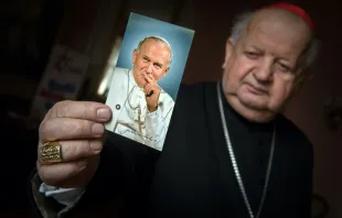 Kardinal Stanisław Dziwisz mit einem Bild von Papst St. Johannes Paul II. / Episkopat.pl
