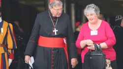 Kardinal George Pell verlässt die Aula nach einer Sitzung der Familiensynode im Oktober 2014 / CNA/Petrik Bohumil
