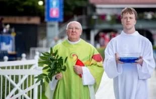 Kardinal Kevin Farrell bei der Vorbereitung zur Feier der heiligen Messe beim Weltfamilientreffen in Dublin. / Daniel Ibanez / CNA Deutsch