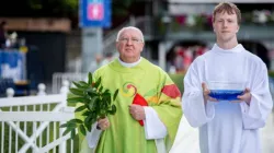 Kardinal Kevin Farrell bei der Vorbereitung zur Feier der heiligen Messe beim Weltfamilientreffen in Dublin. / Daniel Ibanez / CNA Deutsch