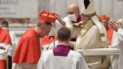 Ernennung zum Kardinal am 28. November 2020: Papst Franziskus setzt dem italienischen Franziskanerminoriten Mauro Gambetti den Kardinalshut auf.  / Vatican Media 