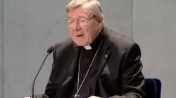 Kardinal Pell spricht mit Journalisten nach seiner Beschuldigung, sexuellen Missbrauch begangen zu haben, am 29. Juni 2017 / Massimiliano Valenti / CNA Deutsch 
