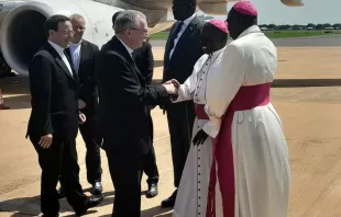 Erzbischof Stephen Ameyu Martin empfängt den Kardinalstaatssekretär bei dessen Ankunft in Juba, Südsudan, 14. August 2023. / Sudan/Südsudanesische Katholische Bischofskonferenz