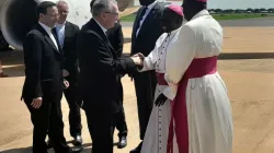 Erzbischof Stephen Ameyu Martin empfängt den Kardinalstaatssekretär bei dessen Ankunft in Juba, Südsudan, 14. August 2023. / Sudan/Südsudanesische Katholische Bischofskonferenz
