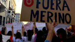 Demonstranten mit Plakaten gegen den peruanischen Übergangs-Präsident Manuel Merino am 12. November 2020  / Wikimedia / Melissa Guadalupe (CC BY-SA 4.0) 