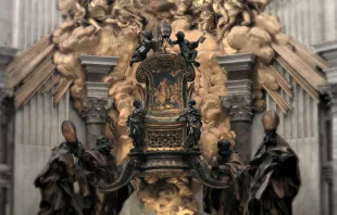 Der Heilige Stuhl im Petersdom "hängt" direkt unter dem berühmten Bild des Heiligen Geistes. / CNA/Daniel Ibanez