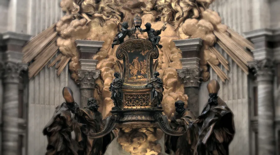 Der Heilige Stuhl im Petersdom "hängt" direkt unter dem berühmten Bild des Heiligen Geistes.