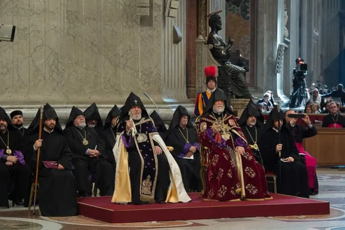 Katholikos Aram I. und Karekin II der Armenischen Apostolischen Kirche bei einer Messe für die Gläubigen des armenischen Ritus im Petersrdom am 12. April 2015.