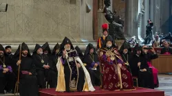 Katholikos Aram I. und Karekin II der Armenischen Apostolischen Kirche bei einer Messe für die Gläubigen des armenischen Ritus im Petersrdom am 12. April 2015. / L'Osservatore Romano