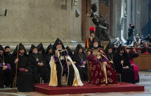 Katholikos Aram I. und Karekin II der Armenischen Apostolischen Kirche bei einer Messe für die Gläubigen des armenischen Ritus im Petersrdom am 12. April 2015. / L'Osservatore Romano