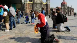 Gläubige beten in der Basilika Unserer Lieben Frau von Guadalupe in Mexiko-Stadt. 
 / Shutterstock
