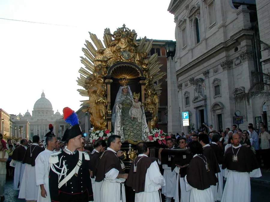 Das Gnadenbild der Muttergottes vom Karmel in der feierlichen Prozession in Rom.