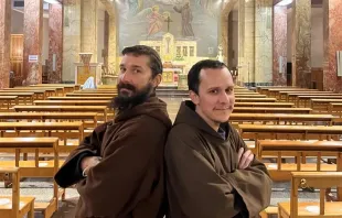 Shia LaBeouf und Bruder Alexander Rodriguez, ein echter Franziskanermönch, der im Film auftritt, sind auch im wirklichen Leben enge Freunde. / Br. Alexander Rodriguez