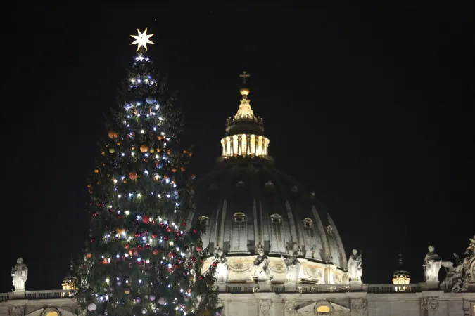 Symbole der Geburt und der Liebe Gottes: Stern und Kreuz strahlen über dem Petersplatz