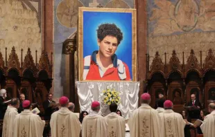 Ein Bild des seligen Carlo Acutis wurde bei der heiligen Messe enthüllt.  / Daniel Ibanez / CNA Deutsch 
