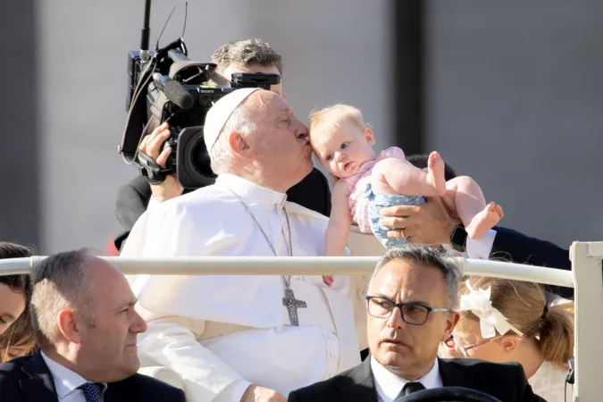Papst Franziskus beim X. Weltfamilientreffen auf dem Petersplatz in Rom am 25. Juni 2022.