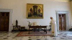 Papst Franziskus betet das Vaterunser am Hochfest der Verkündigung des Herrn, 25. März 2020, in der Bibliothek des Apostolischen Palastes im Vatikan. / Vatican Media