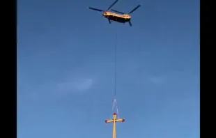 Chinook-Hubschrauber befördert Kreuz zu seinem Standort in Südkalifornien / screenshot