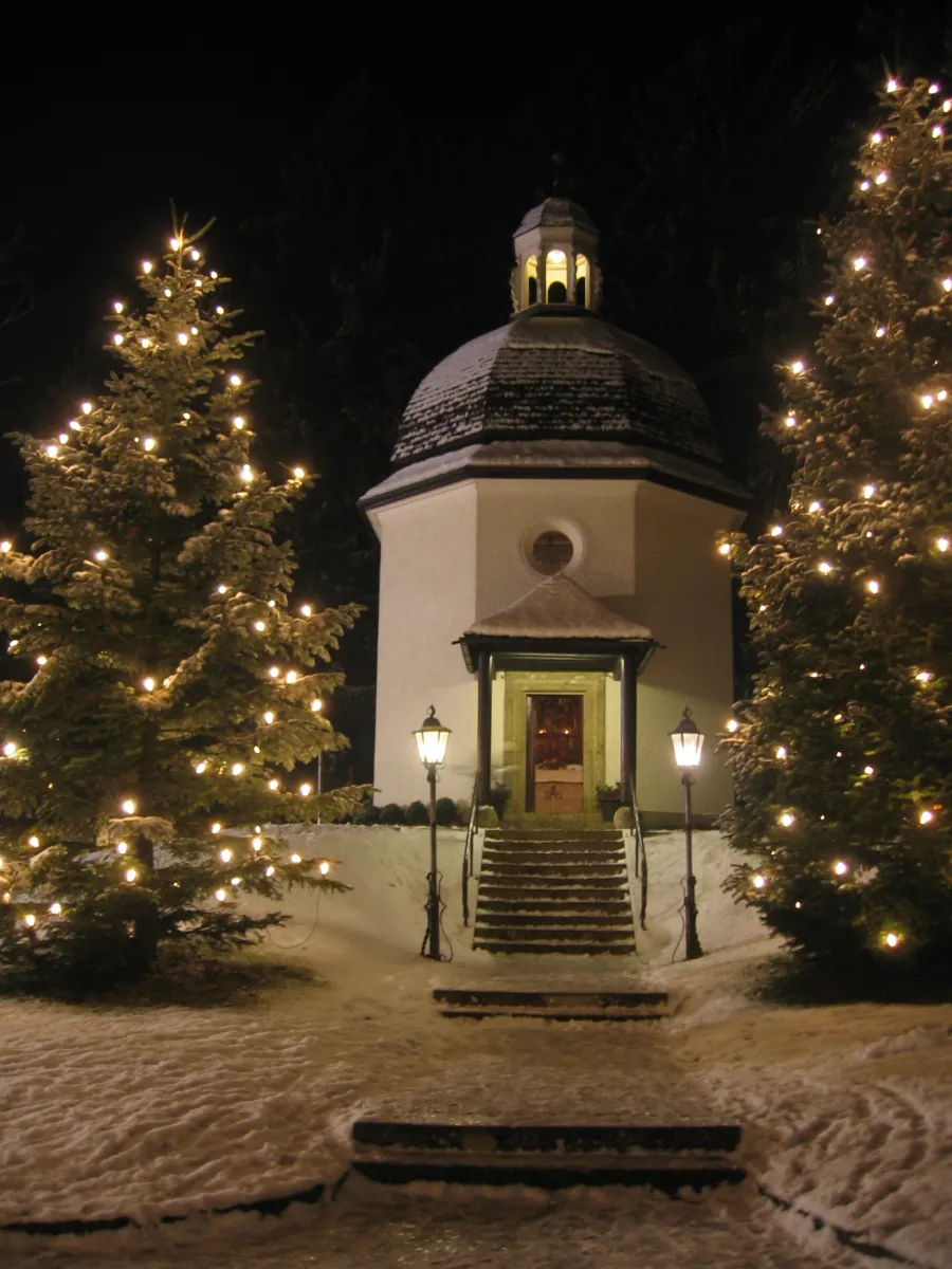 Die Stille-Nacht-Kapelle in der Weihnachtszeit