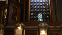 Besucher sprechen oft von einer "Präsenz", die zu spüren sei: Die Antoniuskapelle in Pittsburgh ist bis unter die Decke gefüllt mit Reliquien der Heiligen und sakraler Gegenstände.  / CNA/Adelaide Mena