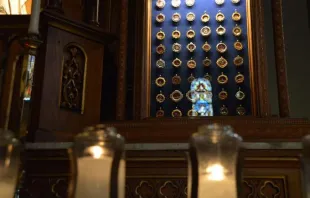 Besucher sprechen oft von einer "Präsenz", die zu spüren sei: Die Antoniuskapelle in Pittsburgh ist bis unter die Decke gefüllt mit Reliquien der Heiligen und sakraler Gegenstände.  / CNA/Adelaide Mena