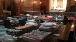 Schlafplätze für Obdachlose in der Pfarrkirche von San Callisto, dem heiligen Kallistus in Rom im Januar 2017. / L'Osservatore Romano