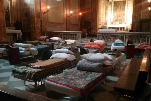 Schlafplätze für Obdachlose in der Pfarrkirche von San Callisto, dem heiligen Kallistus in Rom im Januar 2017. / L'Osservatore Romano