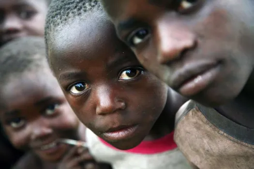Vertriebene Kinder in der Demokratischen Republik Kongo / Stuart Boulton/Shutterstock