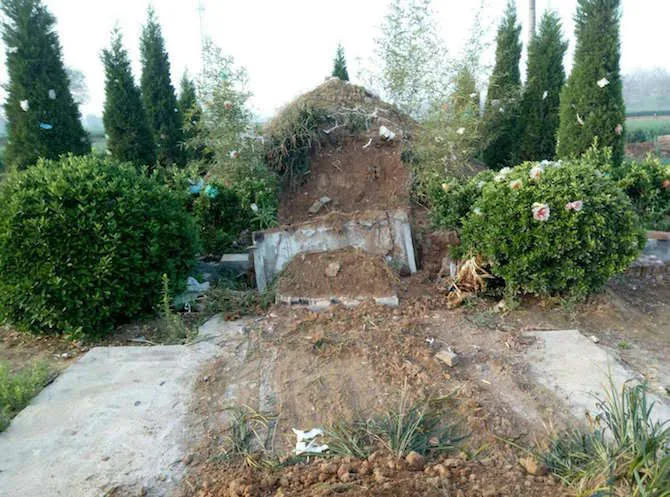 Das von Bulldozern geschändete und zerstörte Grab von Bischof Peter Li Hongye